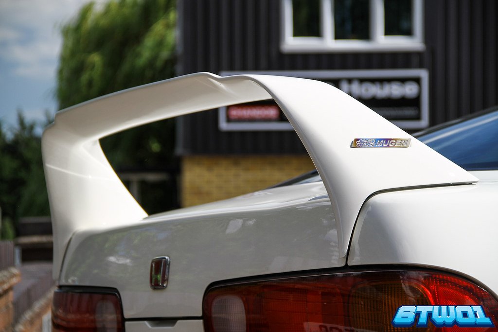 Rear spoiler